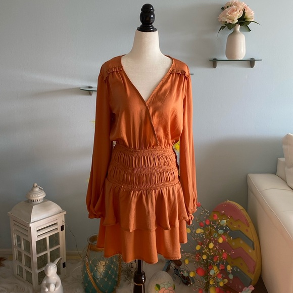 V-NECK SMOCKED TIERED MINI DRESS Rosewood colour long sleeve - Picture 1 of 13